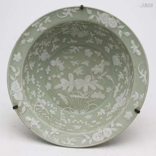 Chinese Qing bowl in celadon porcelain, 20th Century.