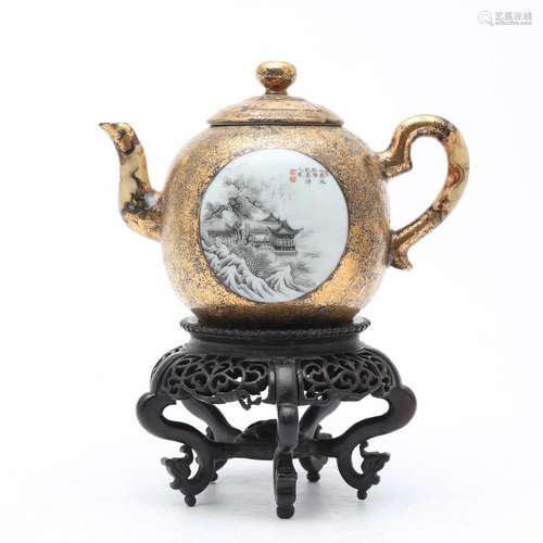 Chinese Qing teapot in gilt porcelain, late 19th Century.