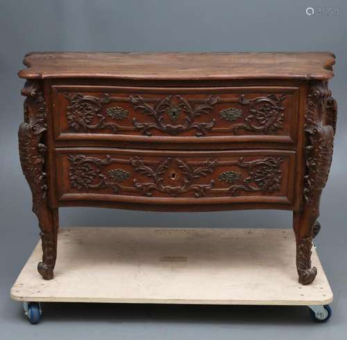 German chest of drawers in carved pine wood, circa 1730-40.