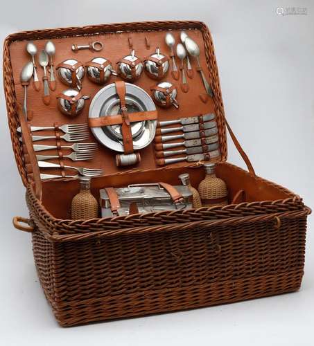 Edwardian picnic set, circa 1910.