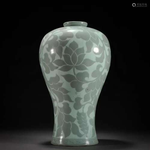 A Korean Celadon Vase Meiping