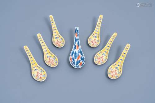 SIX CHINESE FAMILLE ROSE YELLOW-GROUND SPOONS AND A BLUE, WH...