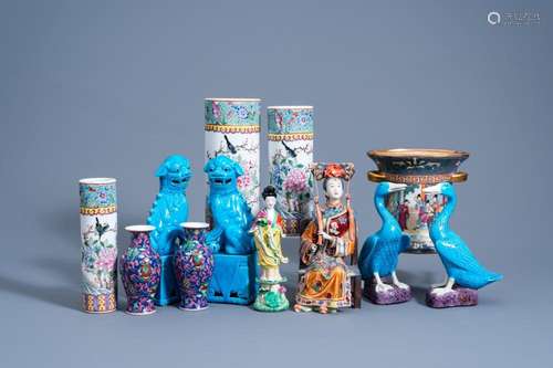 A VARIED COLLECTION OF CHINESE FAMILLE ROSE AND TURQUOISE GL...