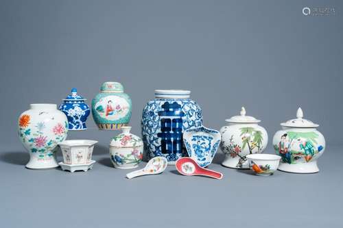 A VARIED COLLECTION OF CHINESE BLUE, WHITE, FAMILLE ROSE AND...