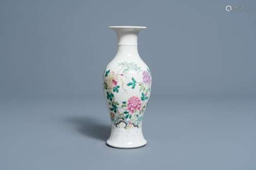A CHINESE FAMILLE ROSE VASE WITH FLORAL DESIGN, HONGXIAN MAR...