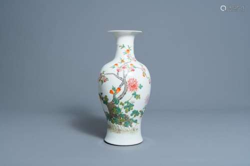 A CHINESE FAMILLE ROSE 'POMEGRANATES' VASE, 19TH/20T...