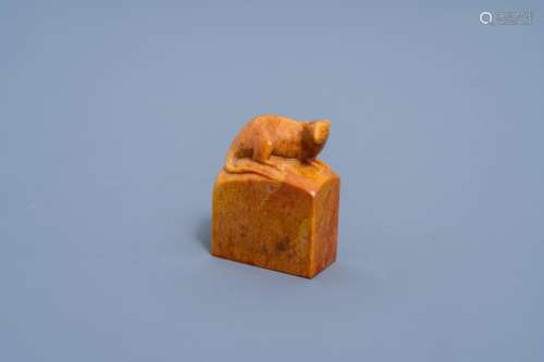 A CHINESE SHOUSHAN SOAPSTONE STAMP WITH A RAT, 20TH C.
