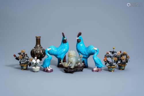 A VARIED COLLECTION OF CHINESE PORCELAIN, HARDSTONE AND CLOI...