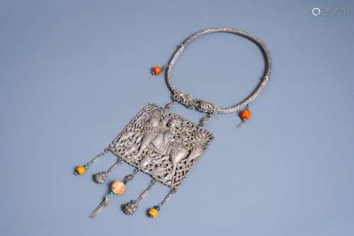 A CHINESE SILVER NECKLACE, 19TH C.