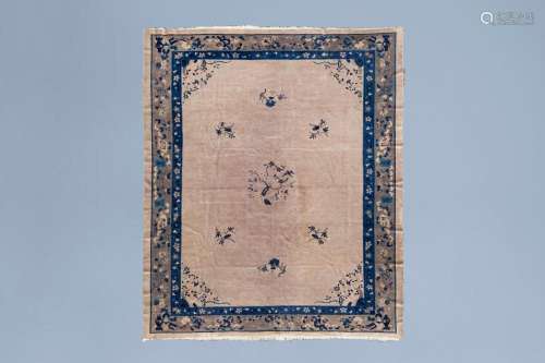 A CHINESE 'PEKING' RUG WITH FLORAL DESIGN, WOOL ON C...