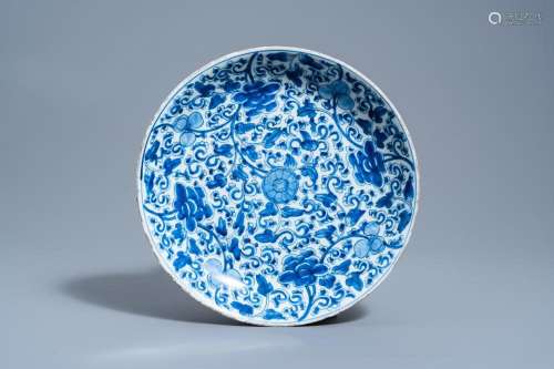 A CHINESE BLUE AND WHITE CHARGER WITH FLORAL DESIGN, KANGXI