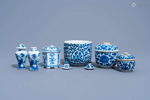 A VARIED COLLECTION OF CHINESE BLUE AND WHITE PORCELAIN WITH...