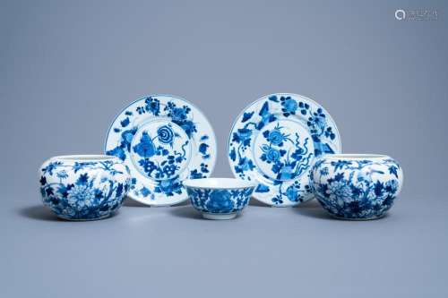 A VARIED COLLECTION OF CHINESE BLUE AND WHITE PORCELAIN WITH...