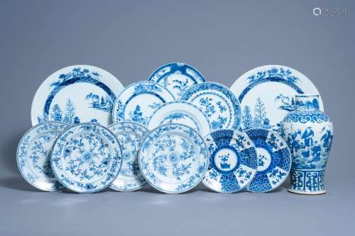 A VARIED COLLECTION OF CHINESE BLUE AND WHITE PLATES AND CHA...