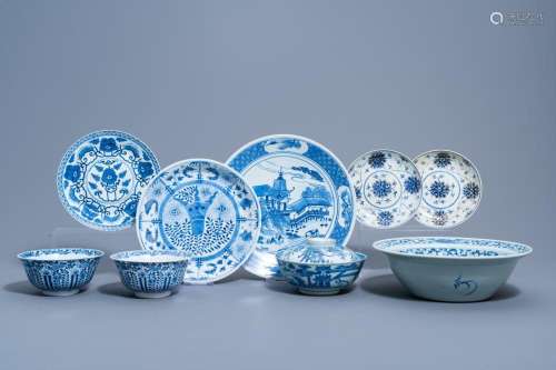 A VARIED COLLECTION OF CHINESE BLUE, WHITE AND DOUCAI PORCEL...
