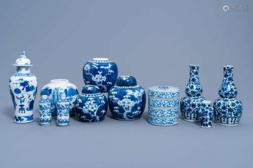 A VARIED COLLECTION OF CHINESE BLUE AND WHITE PORCELAIN, 19T...