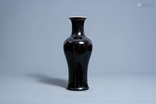 A CHINESE MONOCHROME BLACK VASE, KANGXI MARK, 19TH C.