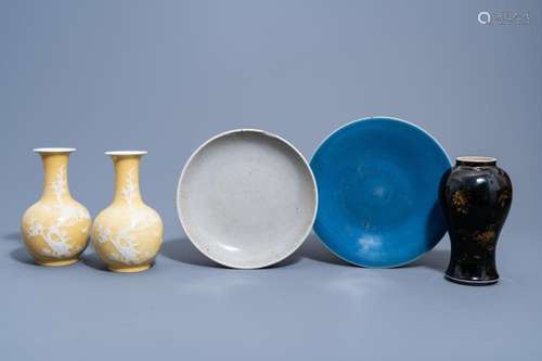 A VARIED COLLECTION OF MONOCHROME CHINESE PORCELAIN WARES, 1...