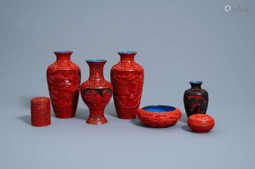 A VARIED COLLECTION OF CHINESE CARVED CINNABAR AND BLACK LAC...