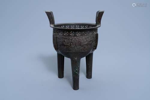 A CHINESE BRONZE TRIPOD CENSER, MING/QING