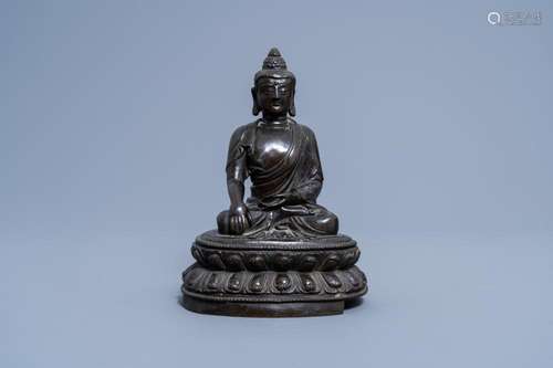 A CHINESE BRONZE FIGURE OF BUDDHA ON A LOTUS THRONE, 17TH/18...