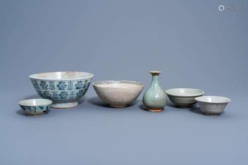 FIVE BLUE AND WHITE AND CELADON-GLAZED BOWLS AND A VASE, CHI...