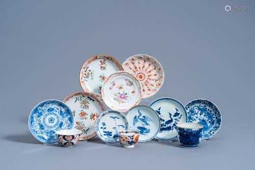 A VARIED COLLECTION OF CHINESE BLUE, WHITE AND POLYCHROME CU...