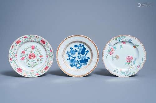 TWO CHINESE FAMILLE ROSE PLATES AND A BLUE AND WHITE BIANCO ...