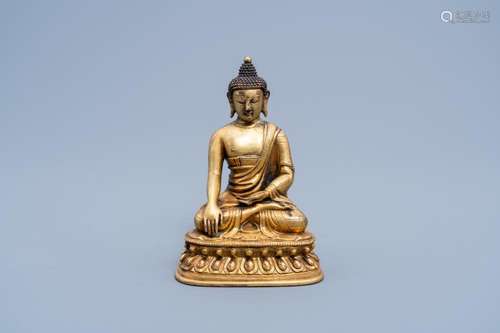 A SINO-TIBETAN GILT BRONZE FIGURE OF BUDDHA, 18TH/19TH C.