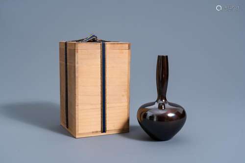 A STYLIZED JAPANESE BRONZE VASE WITH MATCHING TOMOBAKO, TSUD...