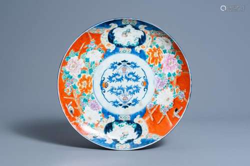 A LARGE JAPANESE IMARI CHARGER WITH FLORAL DESIGN, MEIJI, 19...