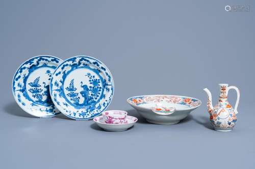 A PAIR OF JAPANESE BLUE AND WHITE ARITA PLATES, AN IMARI BAR...