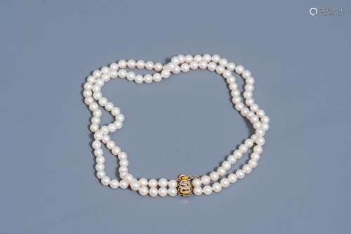 A NECKLACE WITH WHITE PEARLS SET WITH FOUR DIAMONDS AND AN 1...