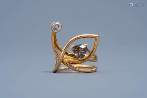 AN 18 CARAT YELLOW GOLD RING SET WITH A SAPPHIRE AND TWO DIA...