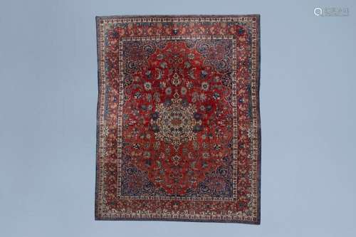 AN ORIENTAL ISFAHAN RUG WITH FLORAL DESIGN, WOOL AND SILK ON...