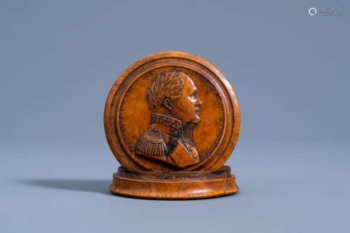 A BURL WOOD AND HORN SNUFF BOX WITH A RELIEF PORTRAIT OF THE...