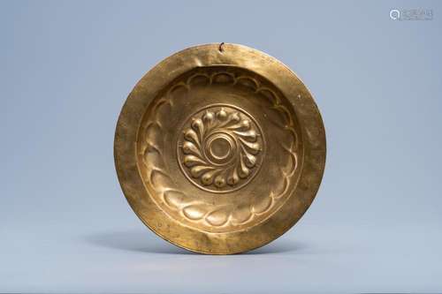 A GERMAN BRASS 'GADROONS' ALMS DISH, NUREMBERG, 16TH...