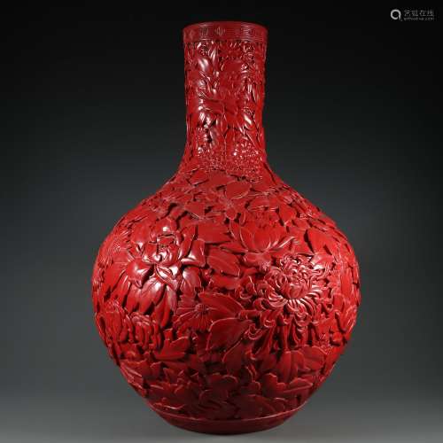 Carved Pocelain Vase with the Pattern of Floral