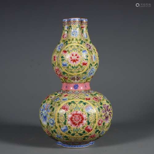 Famille Rose Gourd Bottle with the Pattern of Flowers