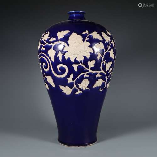 Blue and White Glazed Plum Bottle with the Pattern of Flower...