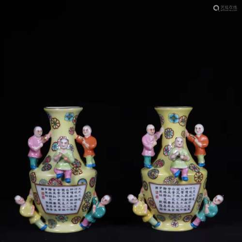 A Pair of Famille Rose Bottles in the Qing Qianlong Dynasty