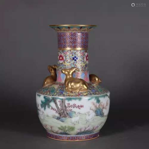 Famille Rose Vase in the Qing Qianlong Dynasty