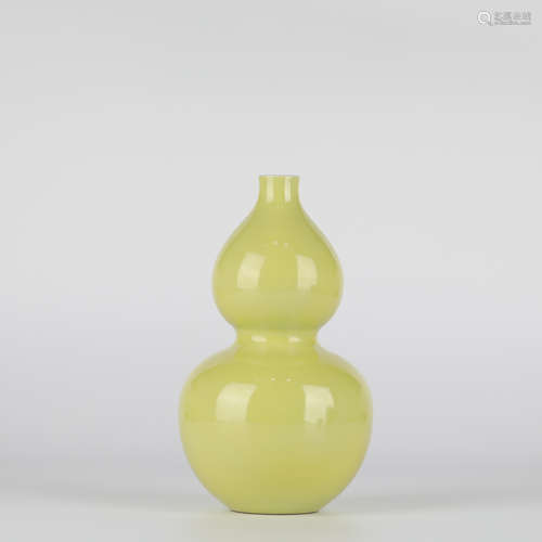 Chinese yellow glazed porcelain gourd bottle，乾隆