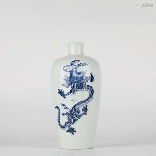 Blue and white dragon pattern porcelain vase，19th century