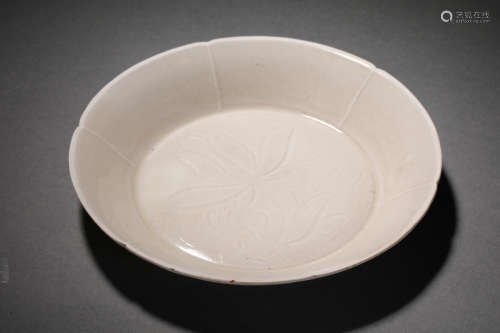 Song Dynasty Ding kiln flower plate