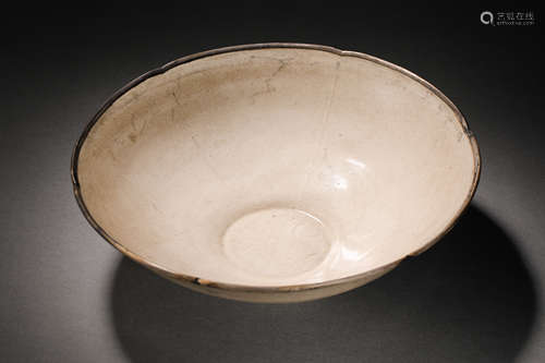 Song Dynasty Ding kiln hemming bowl