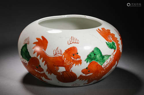 Qing Dynasty animal pattern jar