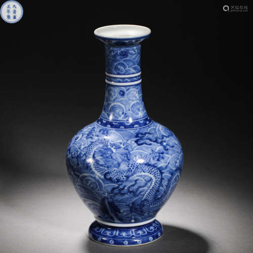 Qing Dynasty blue and white dragon pattern bottle