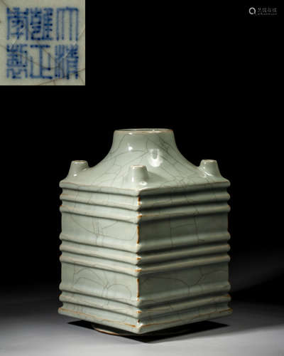 A CHINESE GE-TYPE SQUARE VASE