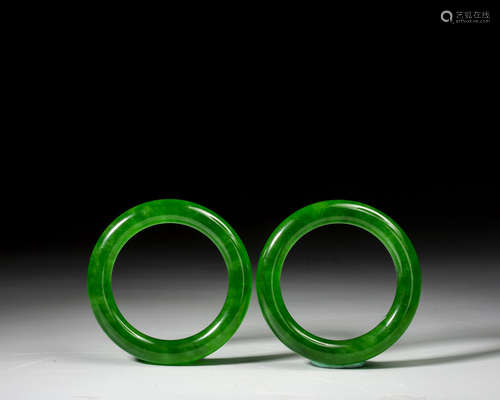 A PAIR OF JADE BANGLES